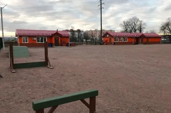 Дрессировочный центр и магазин товаров для собак Песбург в Ленсоветовском